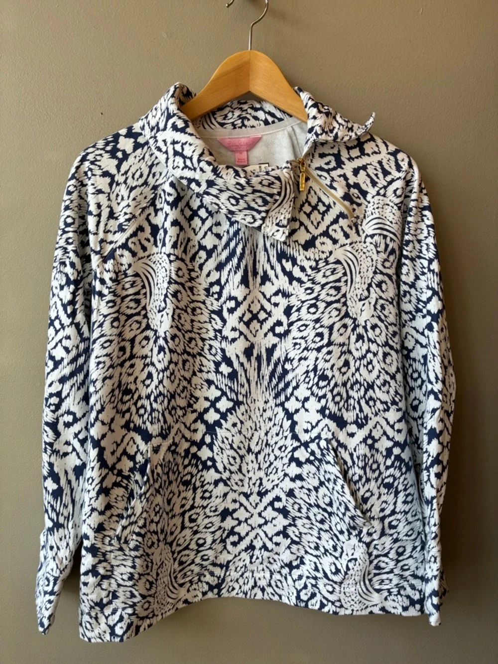 Lilly Pulitzer UPF 50+ Booker Popover Pineapple Party Pullover, Medium - Picture 2 of 7